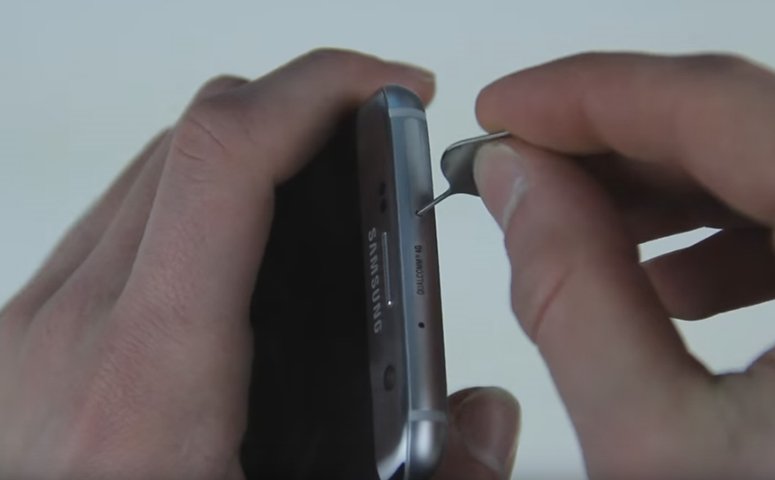houding Bestuurbaar vogel How to insert and replace the SD card on the Samsung Galaxy S7